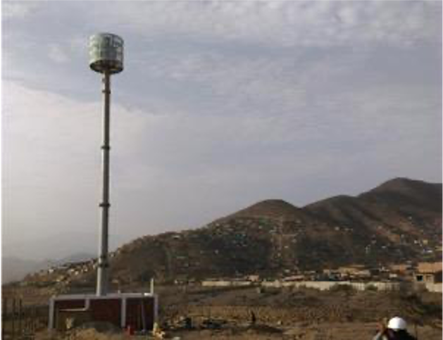 Torre de telecomunicaciones integrada en entorno urbano